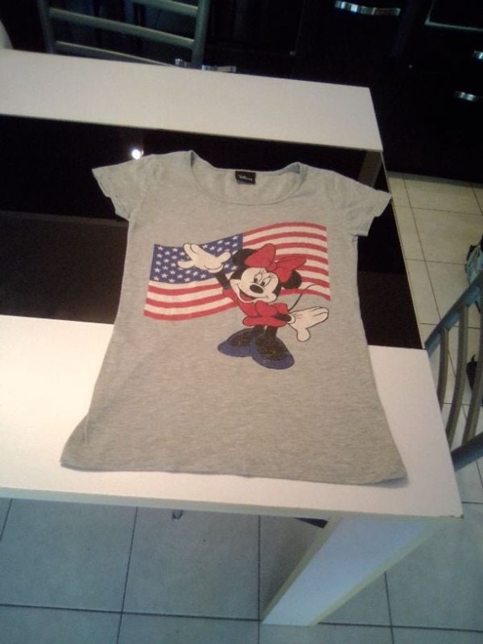 Tee shirt manches courtes.   Disney.   Taille 12 ans
