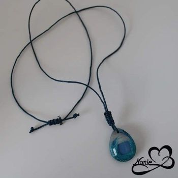 Pendentif avec une mosaïque et des paillettes bleues