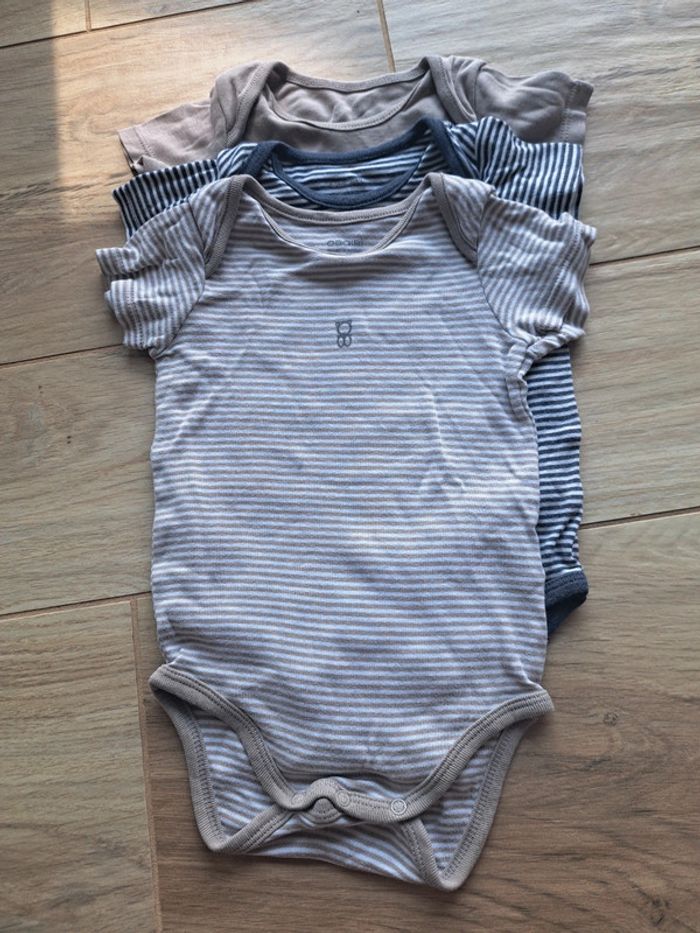 Lot 6 bodies 12 mois Petit Bateau - photo numéro 3