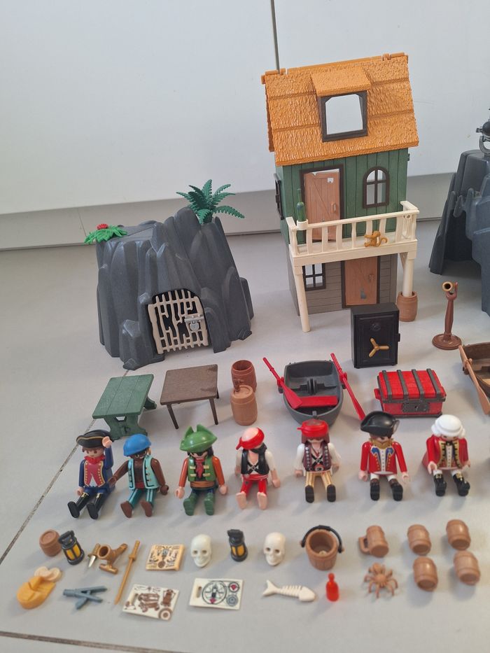 Lot playmobil pirates rt garde royale, maison, rocher, prison, personnages, barques, animaux et accessoires - photo numéro 2
