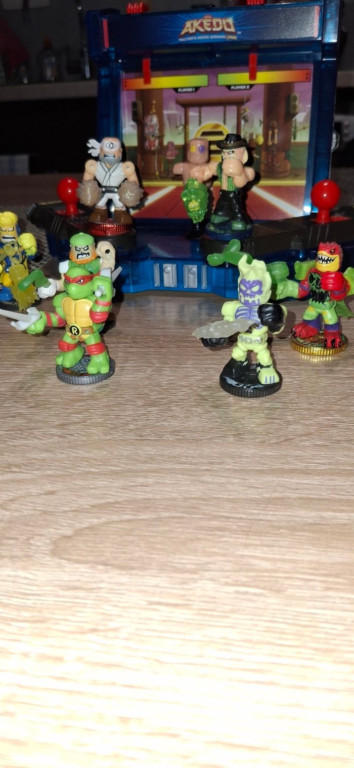 Lot Akedo – Arène + 10 figurines + accessoires - photo numéro 2