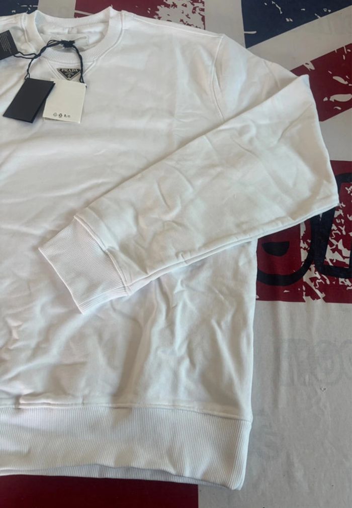 Sweat Prada blanc logo triangle en métal en dessous du col - photo numéro 9