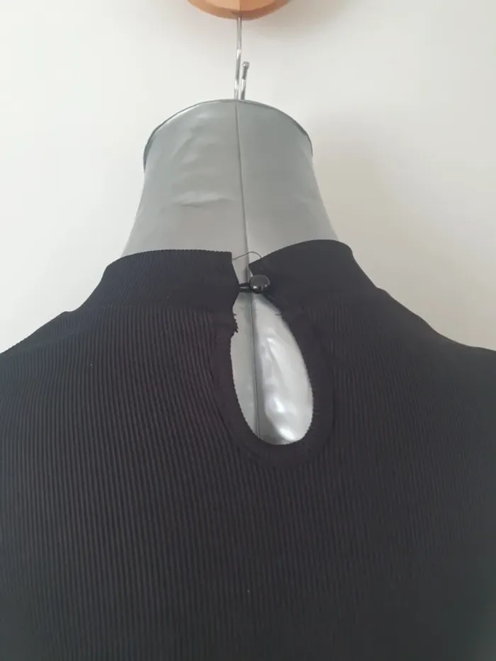 Tee shirt côtelé bouton fermoir derriere - photo numéro 4