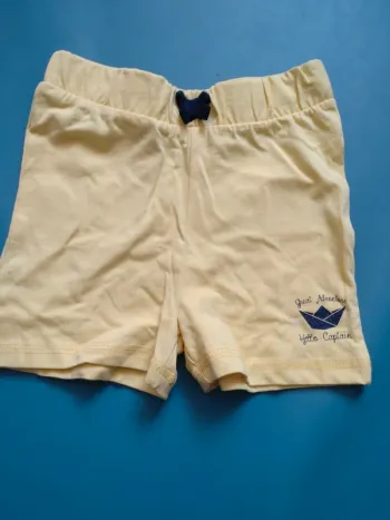 Short lupilu taille 3/4 ans