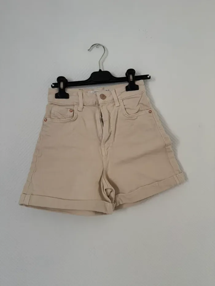 Short beige neuf taille 32 stradivarius