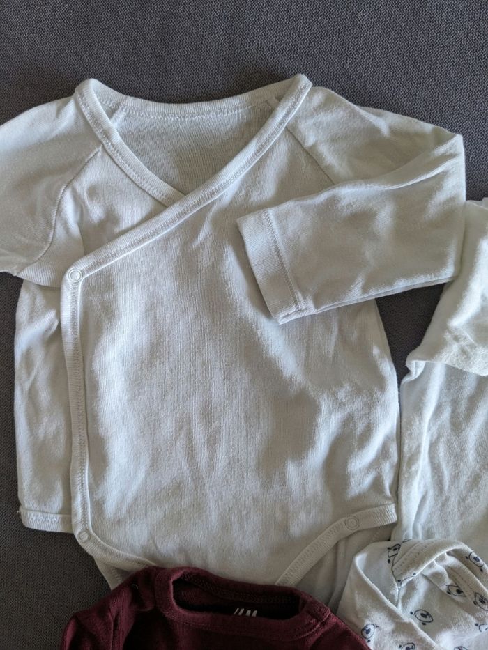 Lot bodies 3 mois - photo numéro 3