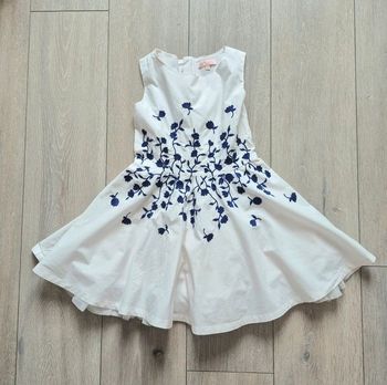 Très belle robe doublée fin. Blanche et bleu. Fille 8 ans. Marque Smart & Pretty C&A