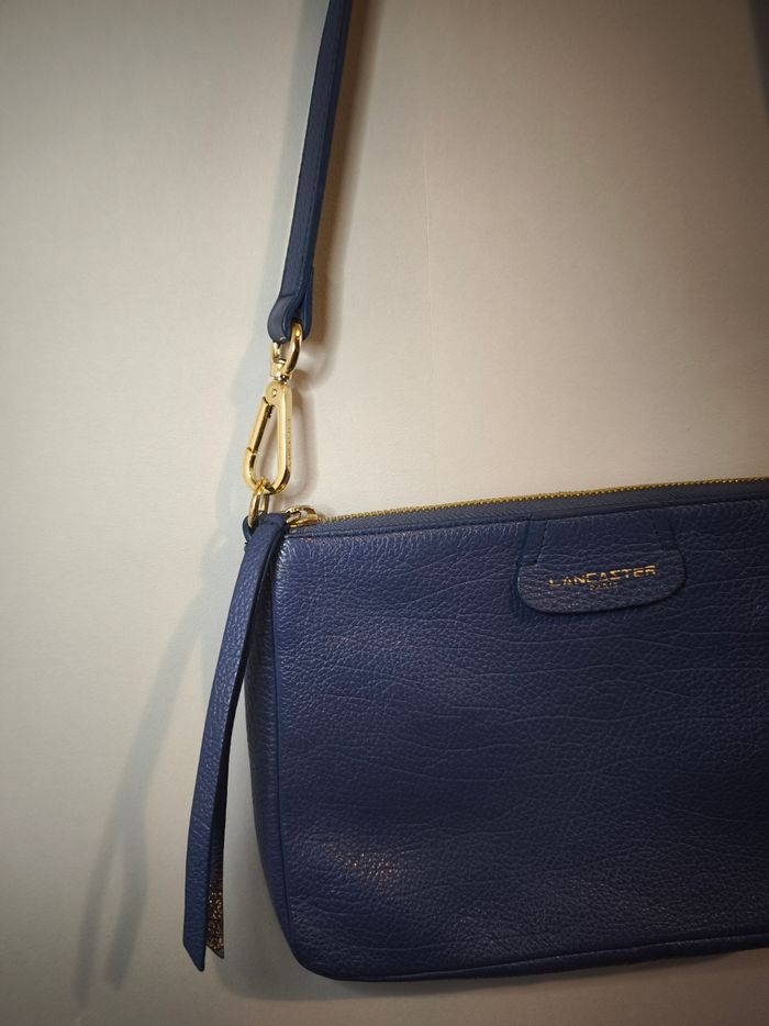 Sac Lancaster bleu marine en vrai cuir – extérieur parfait, intérieur légèrement taché 💼✨ - photo numéro 2