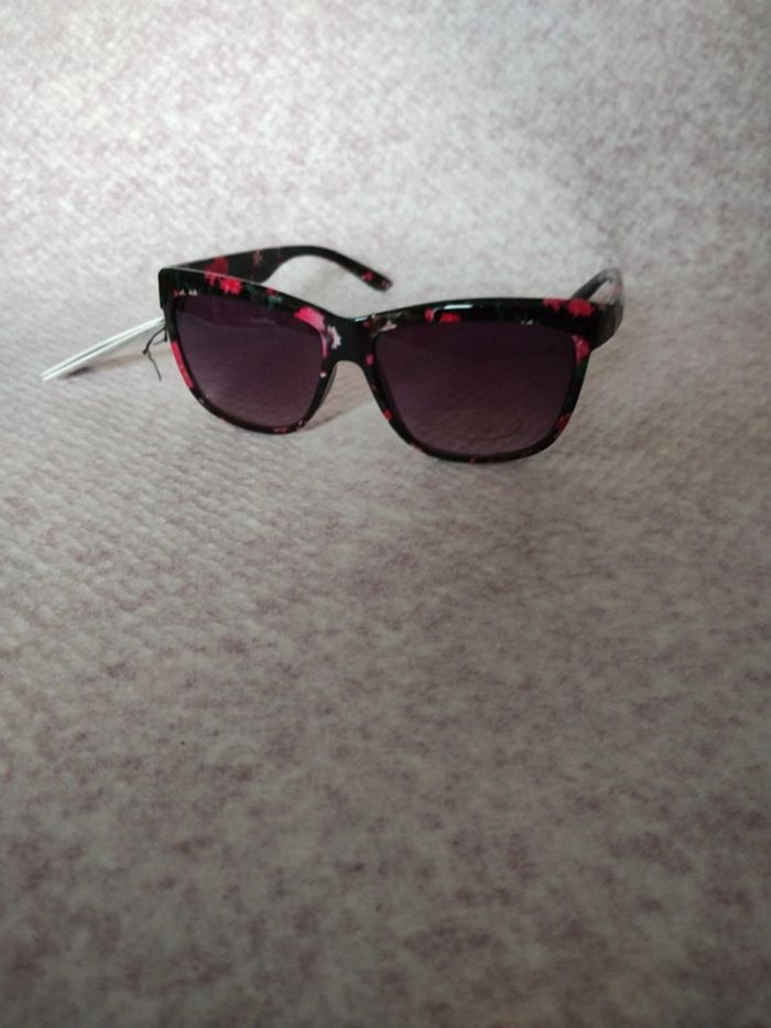 Superbe paire de lunettes de soleil  Jennyfer uv 400 - photo numéro 2