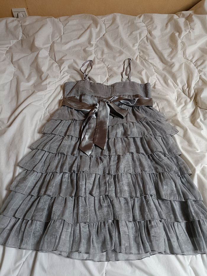 Robe grise a volants - photo numéro 3