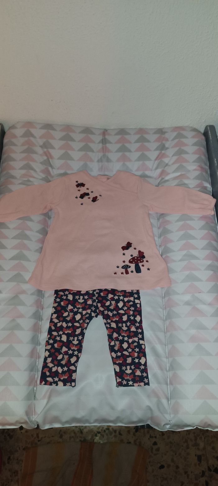 Ensemble fleurie avec papillon