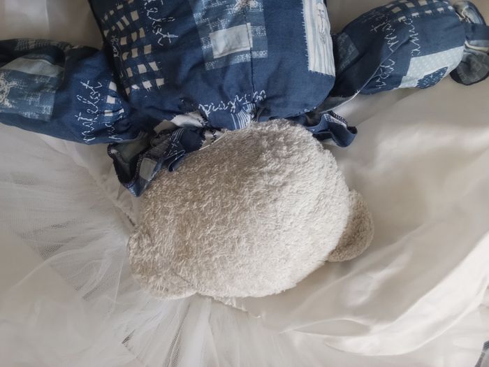 Doudou ours blanc bleu marine Minouche vintage d'occasion ancien 30 ans  marin marine mer yeux noirs durs plastique nez dur  tissu éponge tissu bouclettes carré carreaux imprimé  thème mer ancre  peluche ancien matelot - photo numéro 3
