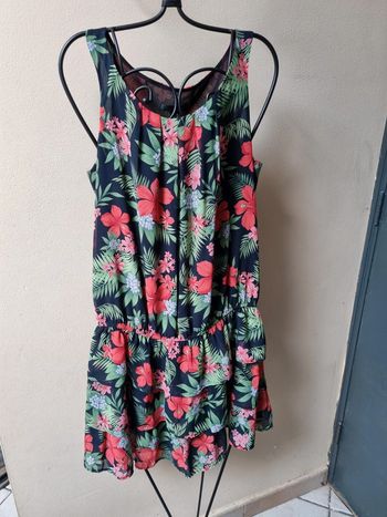 Robe légère noire, rouge orangée, rose et verte