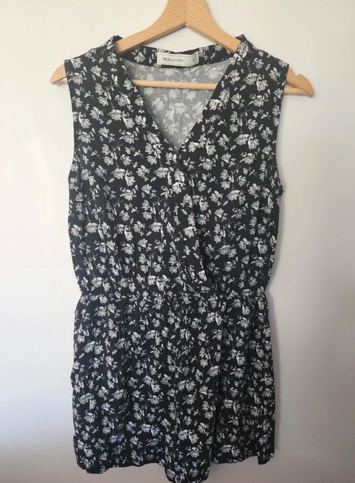 mbi short noire à motifs fleurs blanches excellent état Taille 36 Realwoman