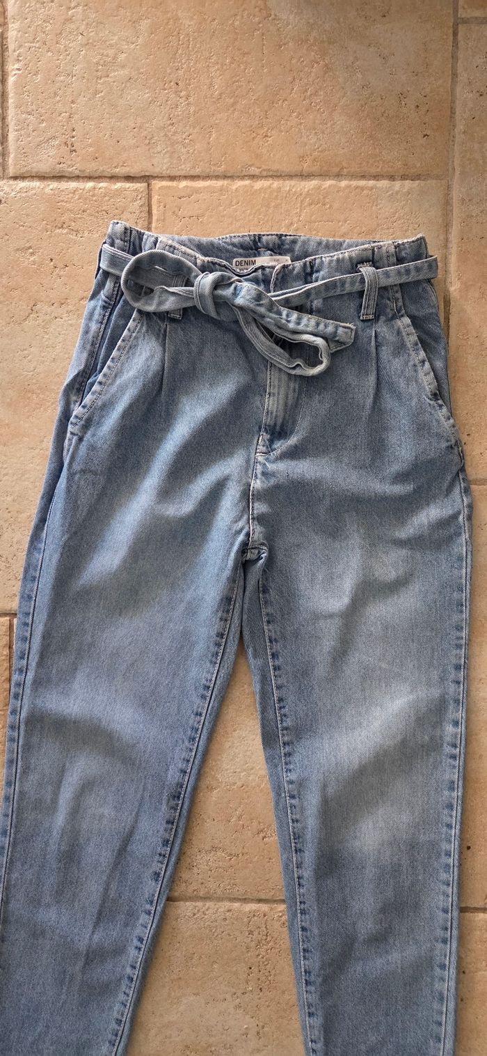 Jean mom Bershka taille haute avec ceinture – coupe tendance – T. XS – excellent état - photo numéro 4