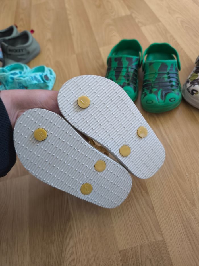 Lot 4 paires de crocs et tongs - photo numéro 5