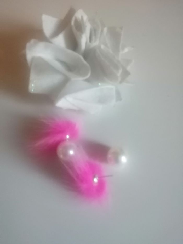 🌸Boucles d'oreilles puces perle blanche plume  fushia "Boutique Parisienne" Idéal pour les fêtes "🎄 - photo numéro 2