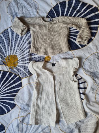 2 gilets. 18 mois. Blanc kiabi.  Crème petit bateau