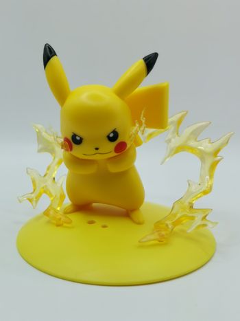 Figurine Pokémon Pikachu Sur Socle