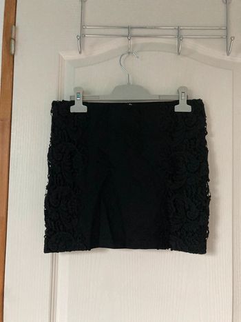 Jupe moulante courte noire avec dentelle