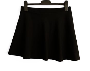 Mini jupe noire. Forme trapèze. New Collection. Taille 40