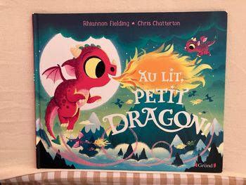 Livre au lit petit dragon