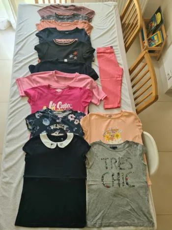 Lot de 13 vêtements (12 t-shirts et 1 legging)