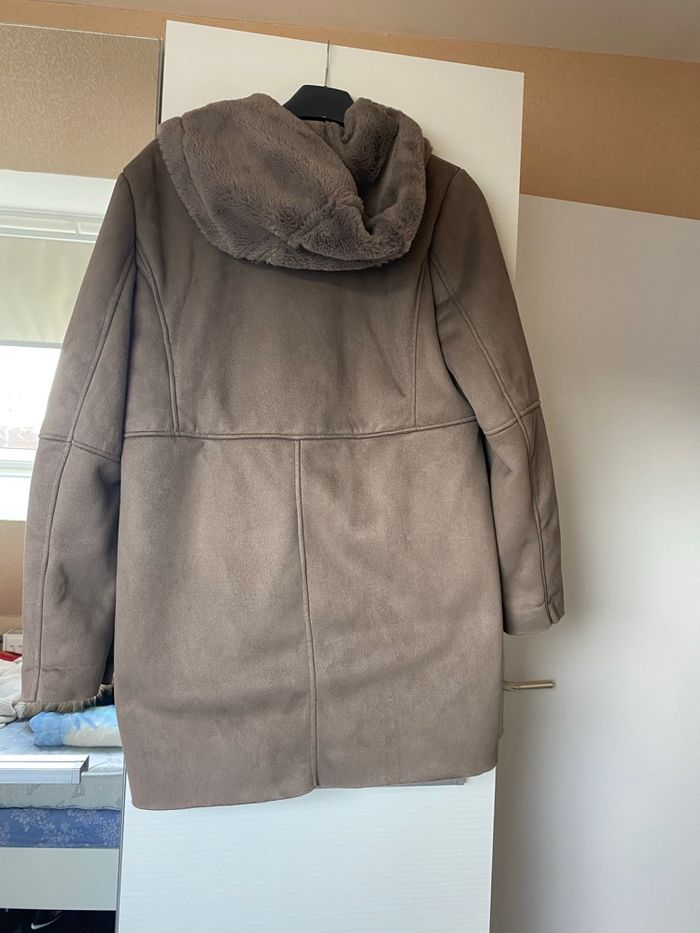 Manteau 3/4 entièrement fourre avec capuche - photo numéro 3