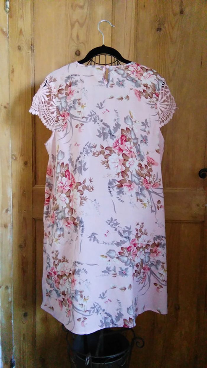 Robe rose avec imprimé floral et dentelle Shein - photo numéro 2