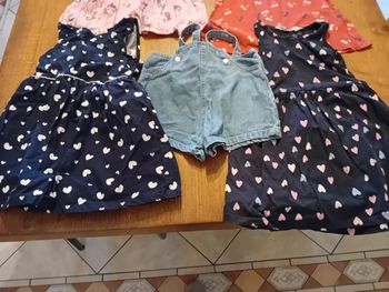 Vêtements filles de 2 à 3 ans (tee-shirts, robes, short, maillots de bain) 