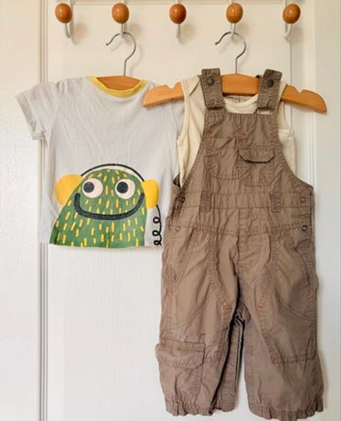 Ensemble t shirt salopette body marcel comme neuf 12 mois - photo numéro 1