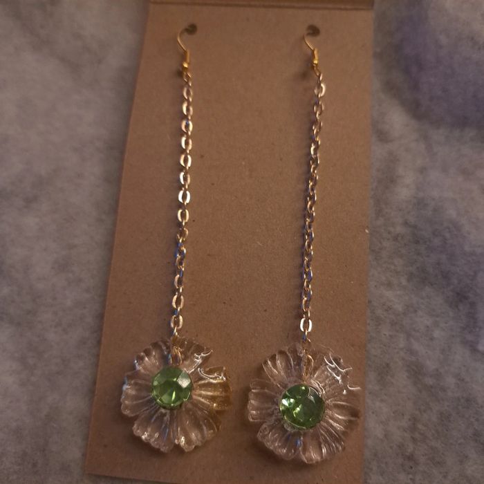 Boucles d'oreilles pendante en résine avec strass vert - photo numéro 4