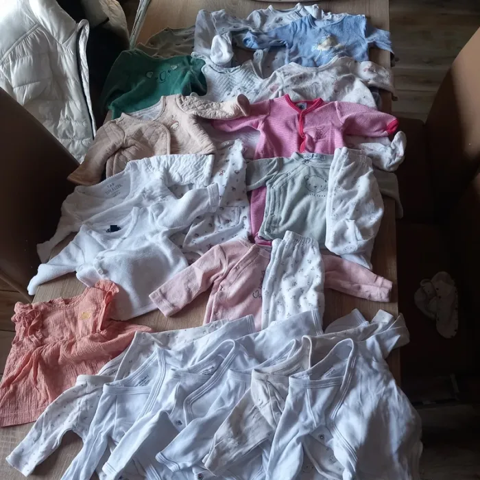 Lot de 23 vêtements taille 1 mois