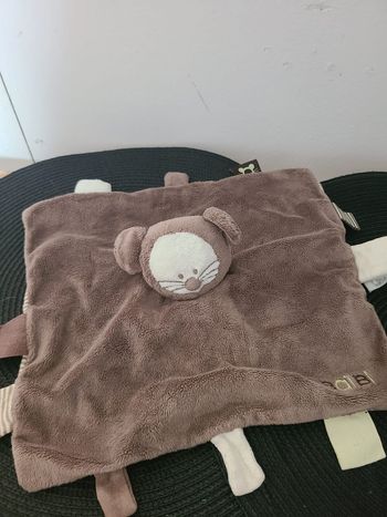 Doudou plat marionnette souris OBAIBI marron étiquettes 27 cm