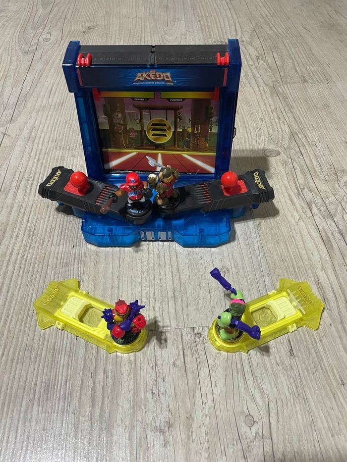 Arène et 4 figurines Akedo