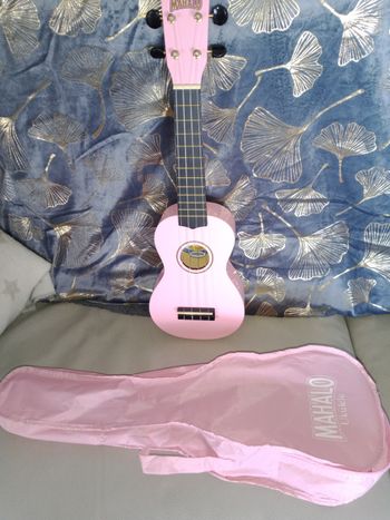 Ukulélé marque Mahalo neuf série rainbow rose laqué 