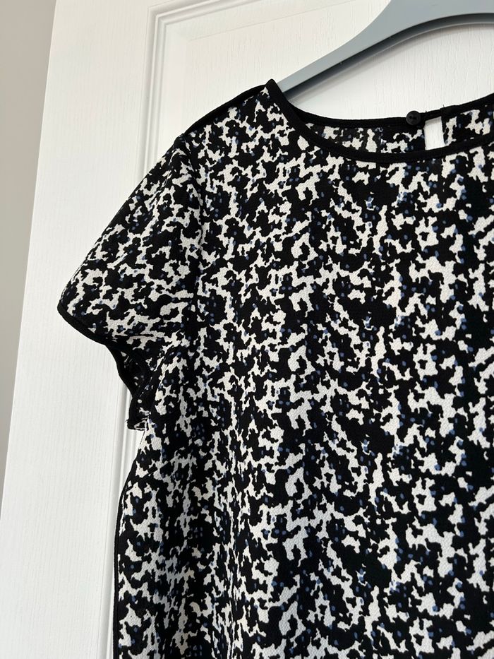 Blouse H&M à manches courtes blanche, noire et bleue à motifs - photo numéro 2
