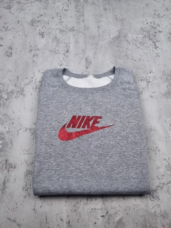 Sweat gris Nike logo rouge – Taille M Femme (mesures en photos) - photo numéro 2