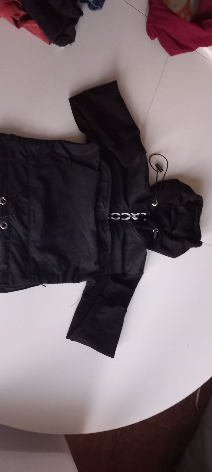 Blouse avec capuche noire