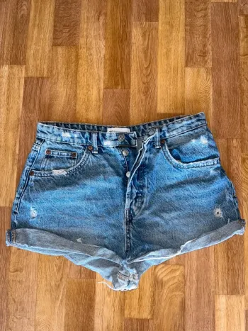 Mini short en jean délavé 👖 Zara – Taille 38 – effet usé tendance