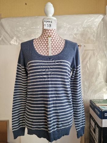 Pull, léger, bleu à rayures grises avec un contour manches et bas argenté, en très très bon état, en
