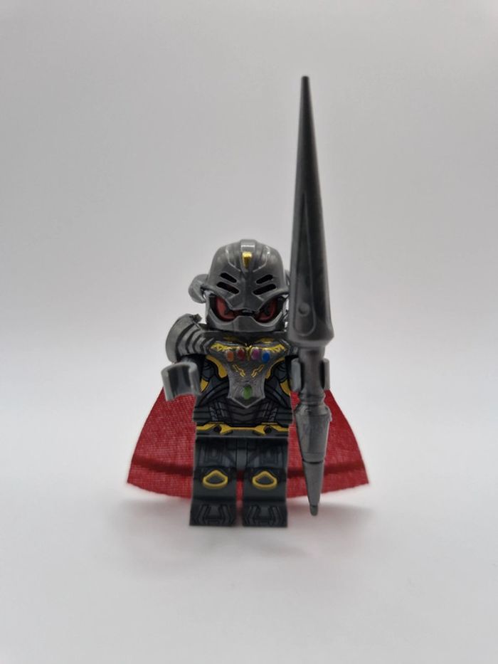 Figurine type lego Ultron Marvel