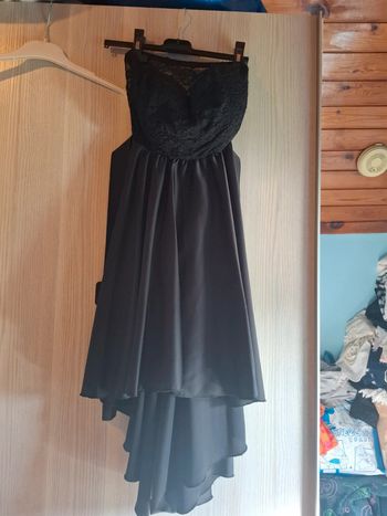 Robe noir courte devant longue derrière avec ceinture