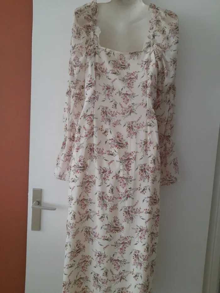 Robe longue forme cintrée et joli décolleté - photo numéro 6