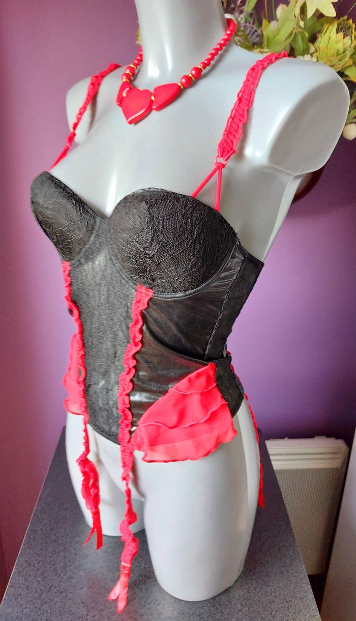 Guêpière bustier noir & rouge – Taille S/M style glamour. - photo numéro 7