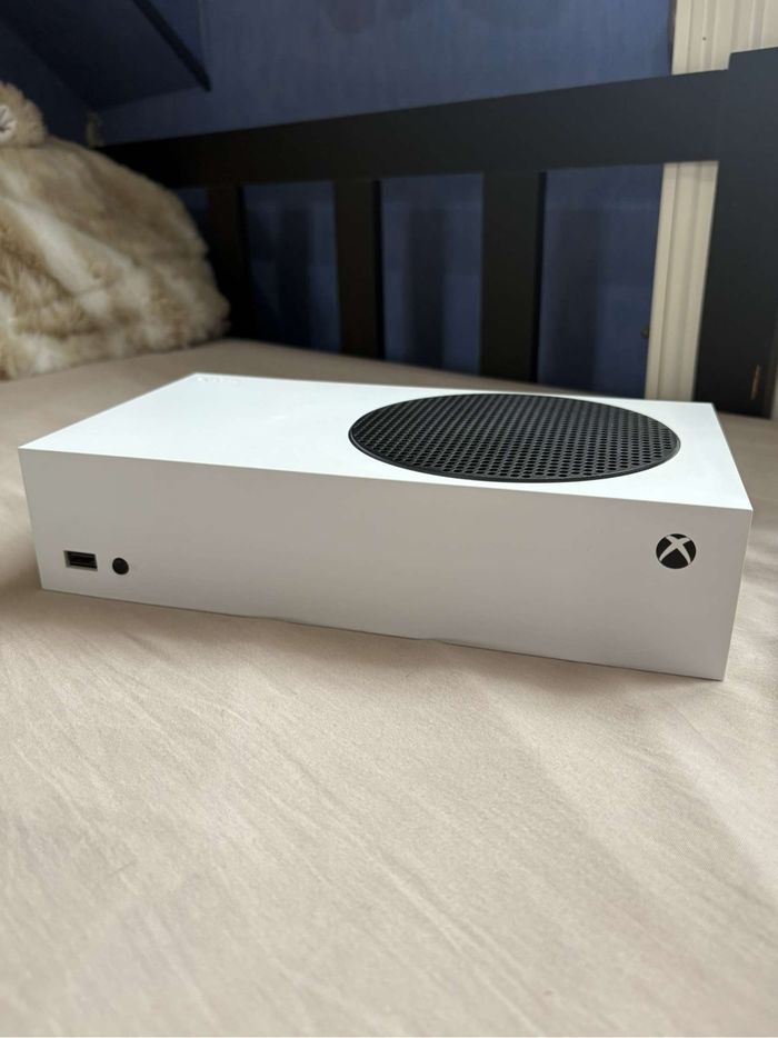 Xbox Série S + 3 manettes + Socle de charge officiel et batteries - photo numéro 3