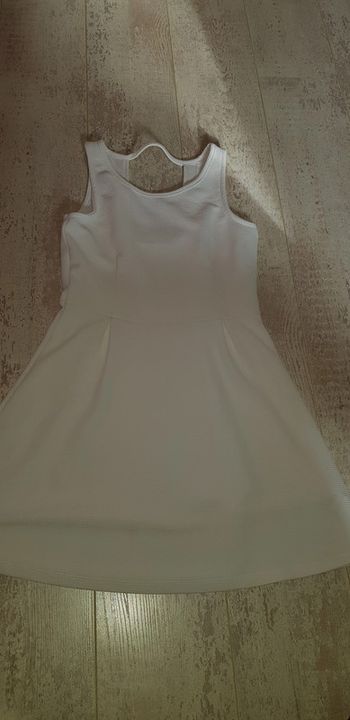 Robe blanche petit dos nu