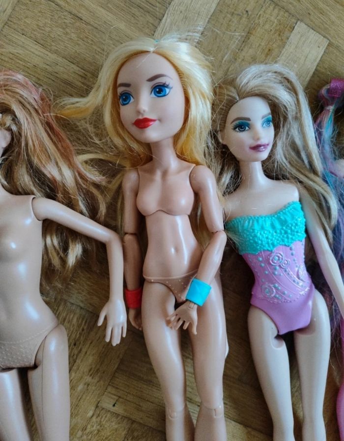 7 poupées  Barbies et autres poupées rock - photo numéro 3