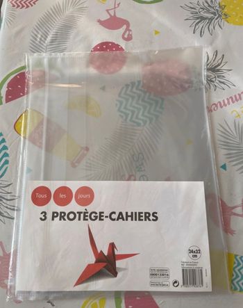 Lot de 3 protège cahiers transparents.