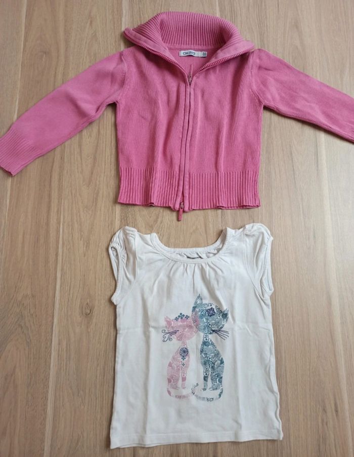 Gilet zippé col montant rose Okaïdi 5 ans et t-shirt blanc avec deux chats Vertbaudet 5 ans